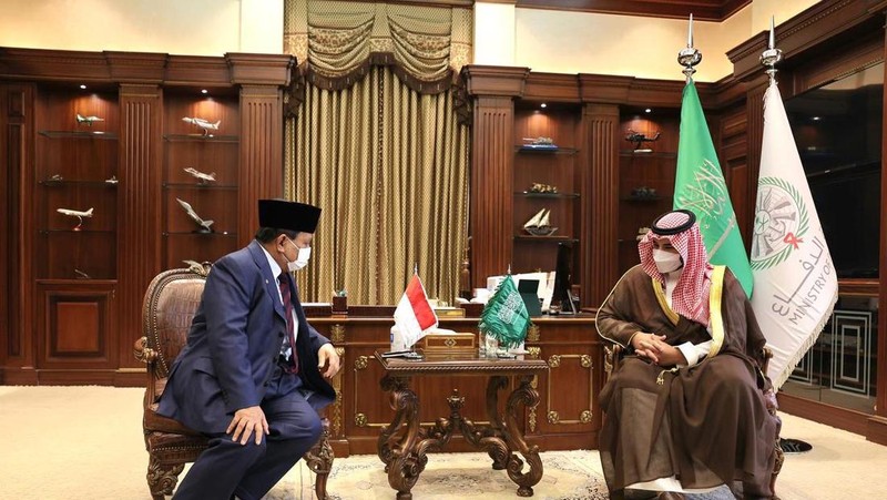 Menteri Pertahanan Prabowo Subianto menghadiri undangan makan pagi bersama His Royal Highness (HRH) Pangeran Khalid Bin Salman yang merupakan Wakil Menteri Pertahanan Arab Saudi di kantor Kementerian Pertahanan Arab Saudi, Senin (7/3/2022). (Dok. Kemhan RI)
