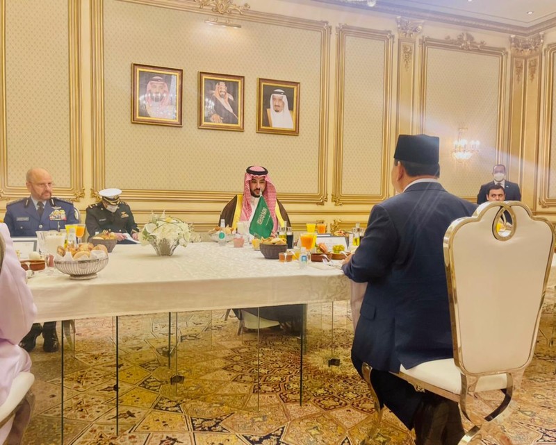 Menteri Pertahanan Prabowo Subianto menghadiri undangan makan pagi bersama His Royal Highness (HRH) Pangeran Khalid Bin Salman yang merupakan Wakil Menteri Pertahanan Arab Saudi di kantor Kementerian Pertahanan Arab Saudi, Senin (7/3/2022). (Dok. Kemhan RI)