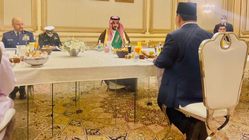 Menteri Pertahanan Prabowo Subianto menghadiri undangan makan pagi bersama His Royal Highness (HRH) Pangeran Khalid Bin Salman yang merupakan Wakil Menteri Pertahanan Arab Saudi di kantor Kementerian Pertahanan Arab Saudi, Senin (7/3/2022). (Dok. Kemhan RI)