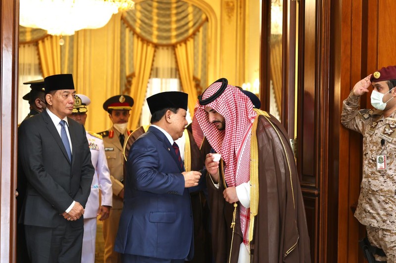 Menteri Pertahanan Prabowo Subianto menghadiri undangan makan pagi bersama His Royal Highness (HRH) Pangeran Khalid Bin Salman yang merupakan Wakil Menteri Pertahanan Arab Saudi di kantor Kementerian Pertahanan Arab Saudi, Senin (7/3/2022). (Dok. Kemhan RI)