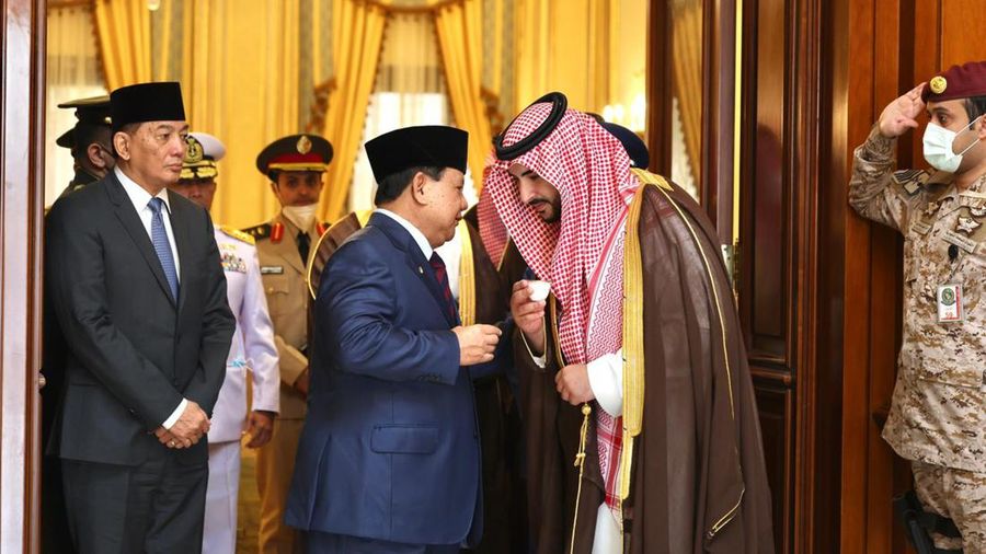 Menteri Pertahanan Prabowo Subianto menghadiri undangan makan pagi bersama His Royal Highness (HRH) Pangeran Khalid Bin Salman yang merupakan Wakil Menteri Pertahanan Arab Saudi di kantor Kementerian Pertahanan Arab Saudi, Senin (7/3/2022). (Dok. Kemhan RI)