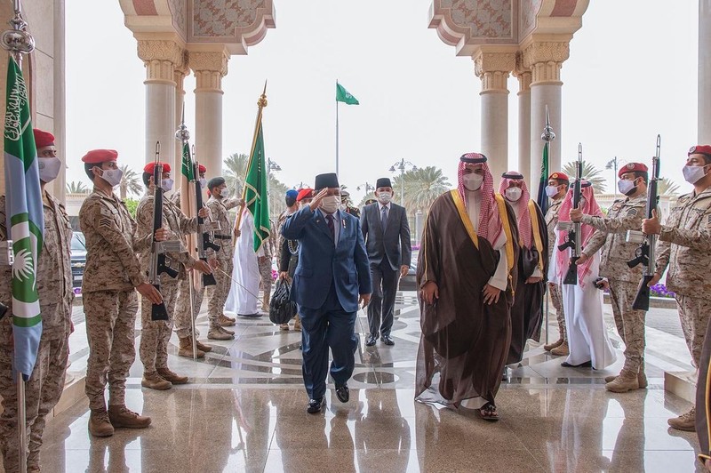 Menteri Pertahanan Prabowo Subianto menghadiri undangan makan pagi bersama His Royal Highness (HRH) Pangeran Khalid Bin Salman yang merupakan Wakil Menteri Pertahanan Arab Saudi di kantor Kementerian Pertahanan Arab Saudi, Senin (7/3/2022). (Dok. Kemhan RI)