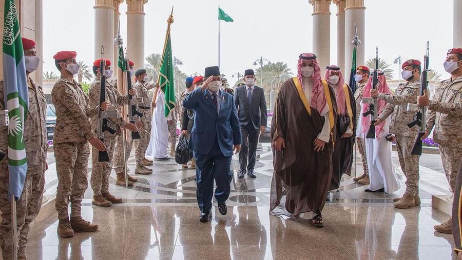 Menteri Pertahanan Prabowo Subianto menghadiri undangan makan pagi bersama His Royal Highness (HRH) Pangeran Khalid Bin Salman yang merupakan Wakil Menteri Pertahanan Arab Saudi di kantor Kementerian Pertahanan Arab Saudi, Senin (7/3/2022). (Dok. Kemhan RI)