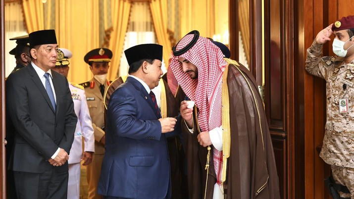 Menteri Pertahanan Republik Indonesia Prabowo Subianto bertemu Pangeran sekaligus Wakil Menteri Pertahanan Arab Saudi, His Royal Highness Pangeran Khalid bin Salman di Riyadh, Senin (7/3). (Dok. Kemhan RI)