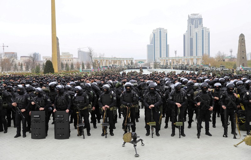 Prajurit berkumpul di alun-alun selama pidato kepala Republik Chechnya Ramzan Kadyrov saat dipersiapkan sebagai antisipasi saat konflik militer Rusia-Ukraina di Grozny, Rusia Jumat (25/2/2022). (REUTERS/Chingis Kondarov)