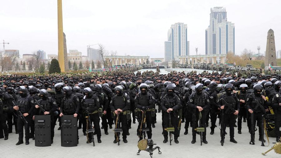 Prajurit berkumpul di alun-alun selama pidato kepala Republik Chechnya Ramzan Kadyrov saat dipersiapkan sebagai antisipasi saat konflik militer Rusia-Ukraina di Grozny, Rusia Jumat (25/2/2022). (REUTERS/Chingis Kondarov)