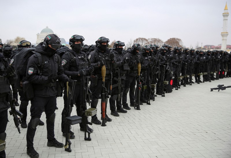 Prajurit berkumpul di alun-alun selama pidato kepala Republik Chechnya Ramzan Kadyrov saat dipersiapkan sebagai antisipasi saat konflik militer Rusia-Ukraina di Grozny, Rusia Jumat (25/2/2022). (REUTERS/Chingis Kondarov)