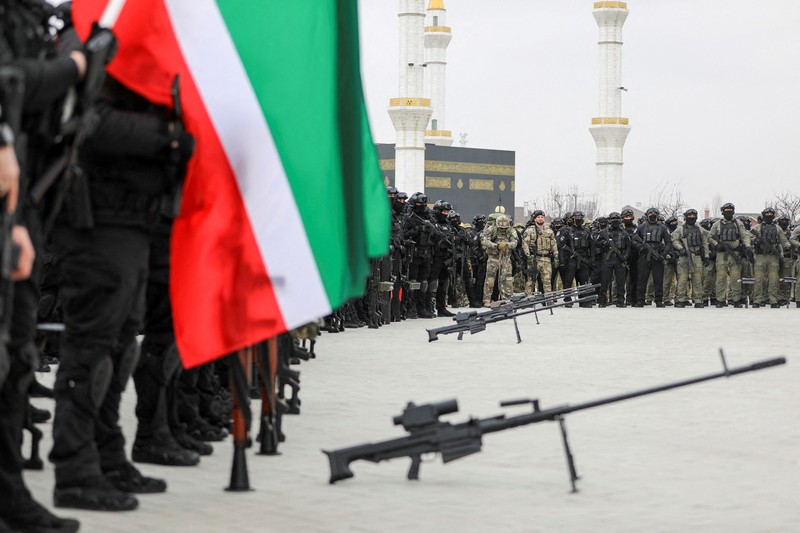 Prajurit berkumpul di alun-alun selama pidato kepala Republik Chechnya Ramzan Kadyrov saat dipersiapkan sebagai antisipasi saat konflik militer Rusia-Ukraina di Grozny, Rusia Jumat (25/2/2022). (REUTERS/Chingis Kondarov)