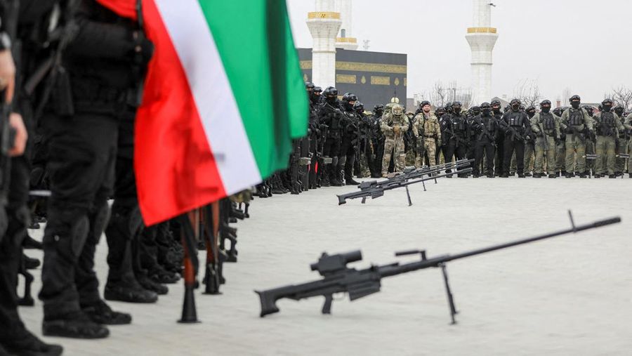 Prajurit berkumpul di alun-alun selama pidato kepala Republik Chechnya Ramzan Kadyrov saat dipersiapkan sebagai antisipasi saat konflik militer Rusia-Ukraina di Grozny, Rusia Jumat (25/2/2022). (REUTERS/Chingis Kondarov)