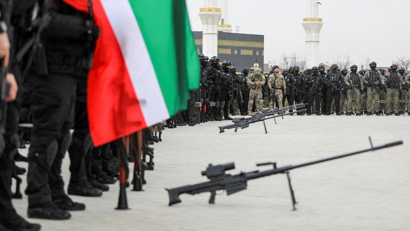 Prajurit berkumpul di alun-alun selama pidato kepala Republik Chechnya Ramzan Kadyrov saat dipersiapkan sebagai antisipasi saat konflik militer Rusia-Ukraina di Grozny, Rusia Jumat (25/2/2022). (REUTERS/Chingis Kondarov)