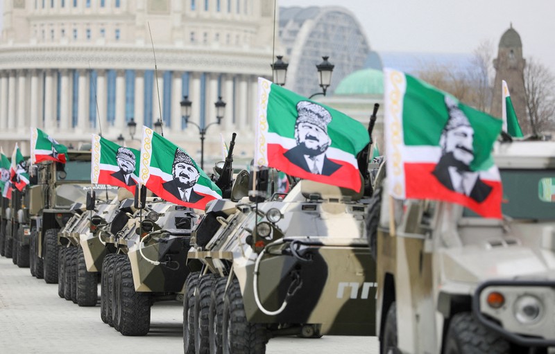 Prajurit berkumpul di alun-alun selama pidato kepala Republik Chechnya Ramzan Kadyrov saat dipersiapkan sebagai antisipasi saat konflik militer Rusia-Ukraina di Grozny, Rusia Jumat (25/2/2022). (REUTERS/Chingis Kondarov)