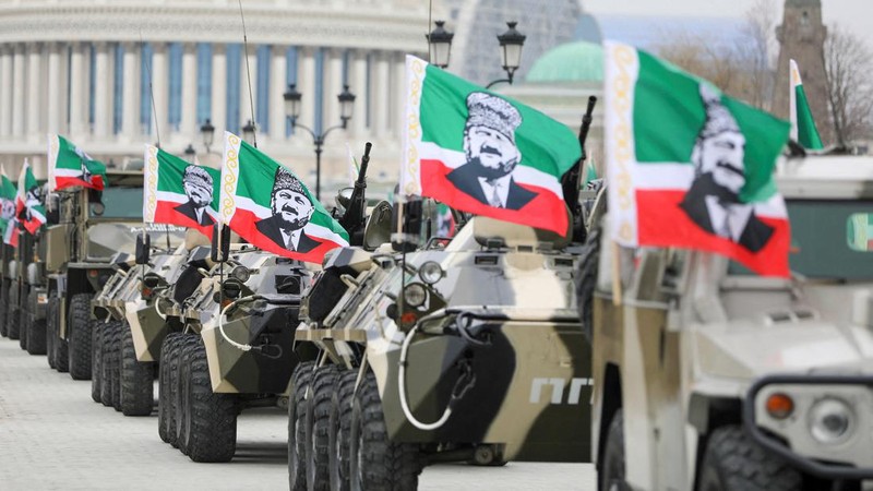 Prajurit berkumpul di alun-alun selama pidato kepala Republik Chechnya Ramzan Kadyrov saat dipersiapkan sebagai antisipasi saat konflik militer Rusia-Ukraina di Grozny, Rusia Jumat (25/2/2022). (REUTERS/Chingis Kondarov)