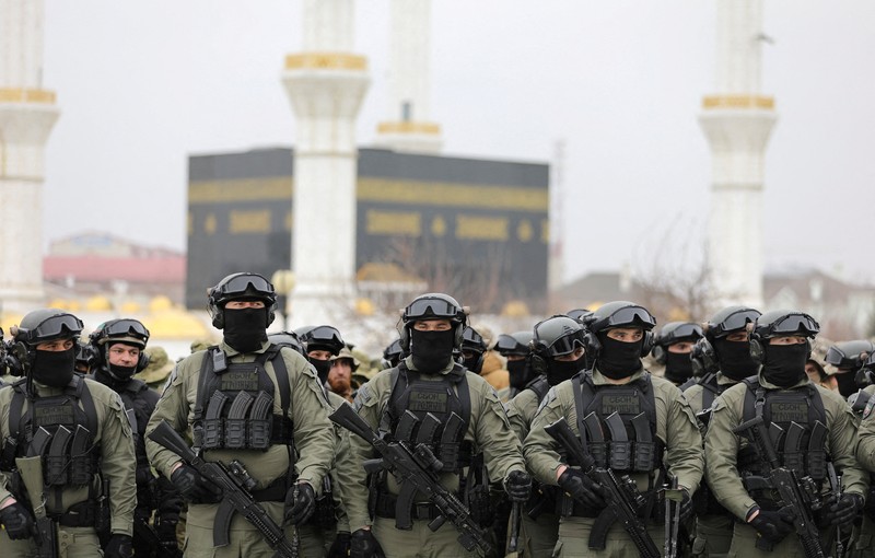 Prajurit berkumpul di alun-alun selama pidato kepala Republik Chechnya Ramzan Kadyrov saat dipersiapkan sebagai antisipasi saat konflik militer Rusia-Ukraina di Grozny, Rusia Jumat (25/2/2022). (REUTERS/Chingis Kondarov)