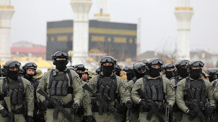 Prajurit berkumpul di alun-alun selama pidato kepala Republik Chechnya Ramzan Kadyrov saat dipersiapkan sebagai antisipasi saat konflik militer Rusia-Ukraina di Grozny, Rusia Jumat (25/2/2022). (REUTERS/Chingis Kondarov)