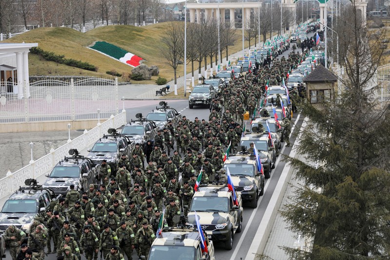 Pasukan Chechen di Republik Chechnya Prajurit berkumpul di alun-alun selama pidato kepala Republik Chechnya Ramzan Kadyrov saat dipersiapkan sebagai antisipasi saat konflik militer Rusia-Ukraina di Grozny, Rusia Jumat (25/2/2022). (REUTERS/Chingis Kondarov)