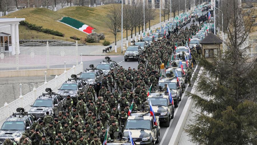 Prajurit berkumpul di alun-alun selama pidato kepala Republik Chechnya Ramzan Kadyrov saat dipersiapkan sebagai antisipasi saat konflik militer Rusia-Ukraina di Grozny, Rusia Jumat (25/2/2022). (REUTERS/Chingis Kondarov)