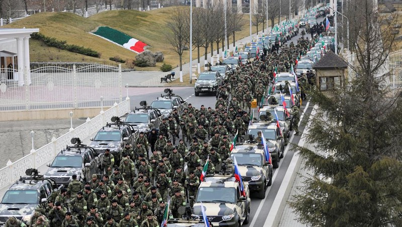 Prajurit berkumpul di alun-alun selama pidato kepala Republik Chechnya Ramzan Kadyrov saat dipersiapkan sebagai antisipasi saat konflik militer Rusia-Ukraina di Grozny, Rusia Jumat (25/2/2022). (REUTERS/Chingis Kondarov)
