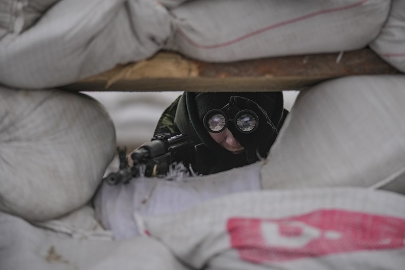 Prajurit Ukraina menjaga pos pemeriksaan di jalan utama di Kyiv, Ukraina, Senin (7/3/2022). (AP Photo/Vadim Ghirda)