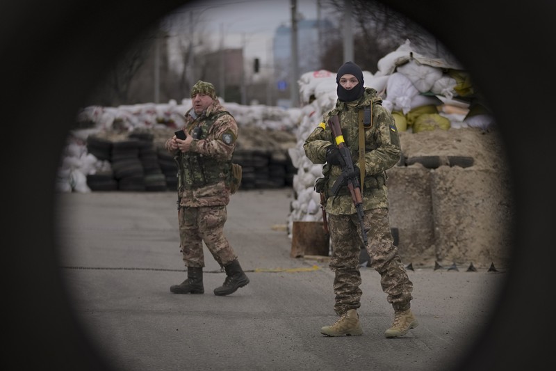 Pejagaan Militer di Kyiv, Ukraina Prajurit Ukraina menjaga pos pemeriksaan di jalan utama di Kyiv, Ukraina, Senin (7/3/2022). (AP Photo/Vadim Ghirda)