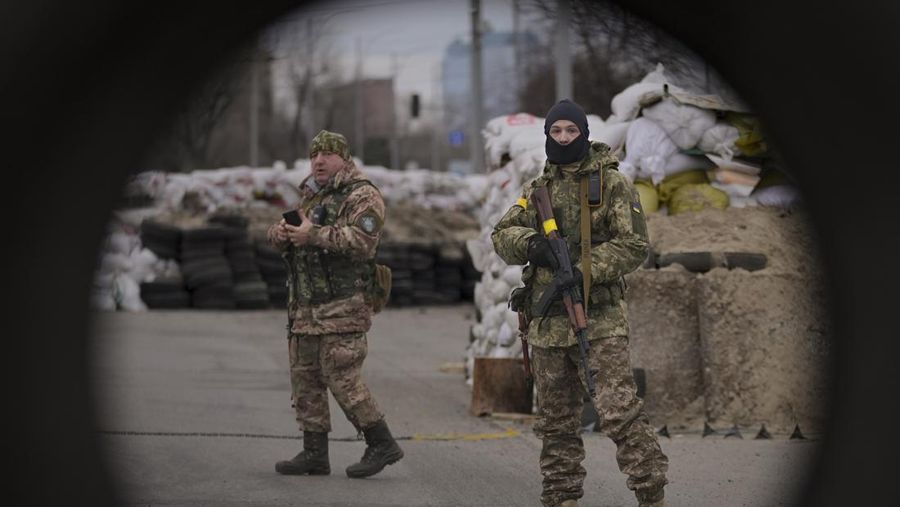 Prajurit Ukraina menjaga pos pemeriksaan di jalan utama di Kyiv, Ukraina, Senin (7/3/2022). (AP Photo/Vadim Ghirda)