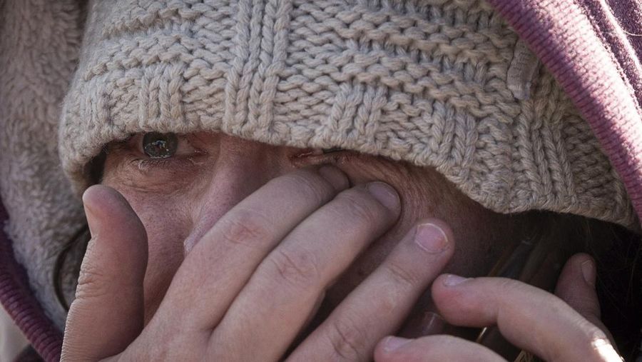 Masha Fesenko dari Kyiv, tiba di perbatasan di Medyka, Polandia, Polandia, Selasa (8/3/2022)  Invasi Rusia ke Ukraina telah memicu migrasi massal terbesar di Eropa dalam beberapa dekade, dengan lebih dari 1,5 juta orang telah menyeberang dari Ukraina ke negara tetangga. (AP/Visar Kryeziu)