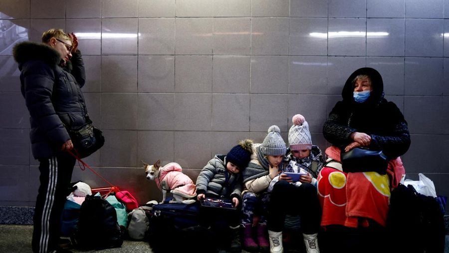Orang-orang menunggu di stasiun kereta api saat melarikan diri dari serangan Rusia ke Ukraina, di Przemysl, Polandia, Senin (7/3/2022). (REUTERS/Yara Nardi)
