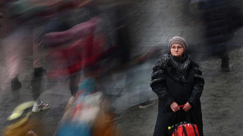 Relawan membagikan makanan kepada orang-orang yang melintasi perbatasan dari Ukraina ke Polandia, setelah melarikan diri dari iserangan Rusia ke Ukraina, di pos pemeriksaan perbatasan di Medyka, Polandia, Selasa (8/3/2022). (REUTERS/Fabrizio Bensch)