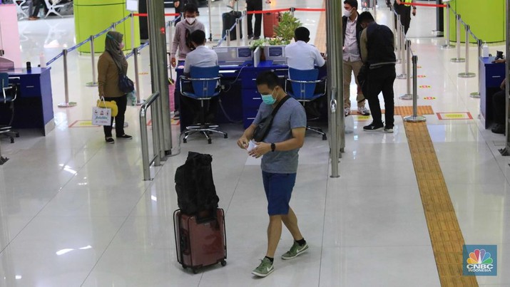Suasana penumpang di Stasiun Kereta Api Gambir, Jakarta, Selasa,( 8/3./2022). DKI Jakarta kembali menerapkan PPKM level 2. (CNBC Indonesia/ Muhammad Sabki)