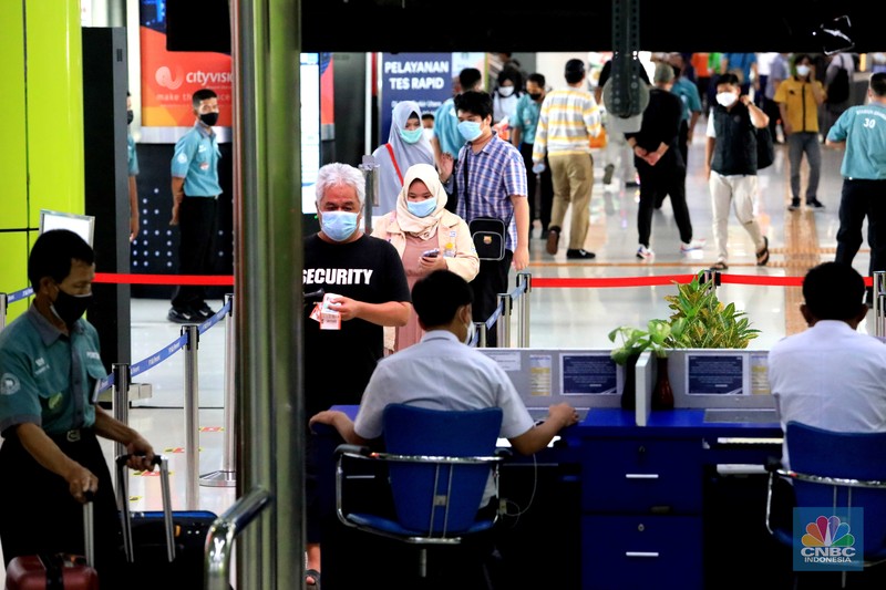 Penumpang Kereta Jarak Jauh di Stasiun Gambir Suasana penumpang di Stasiun Kereta Api Gambir, Jakarta, Selasa,( 8/3./2022). DKI Jakarta kembali menerapkan PPKM level 2. (CNBC Indonesia/ Muhammad Sabki)