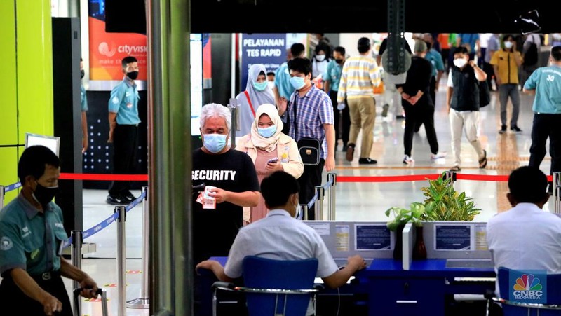 Suasana penumpang di Stasiun Kereta Api Gambir, Jakarta, Selasa,( 8/3./2022). DKI Jakarta kembali menerapkan PPKM level 2. (CNBC Indonesia/ Muhammad Sabki)