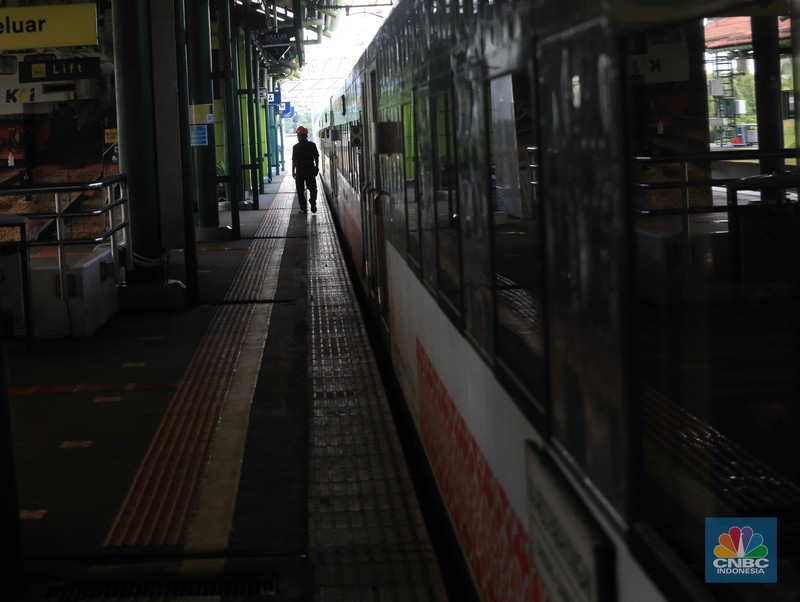 Suasana penumpang di Stasiun Kereta Api Gambir, Jakarta, Selasa,( 8/3./2022). DKI Jakarta kembali menerapkan PPKM level 2. (CNBC Indonesia/ Muhammad Sabki)