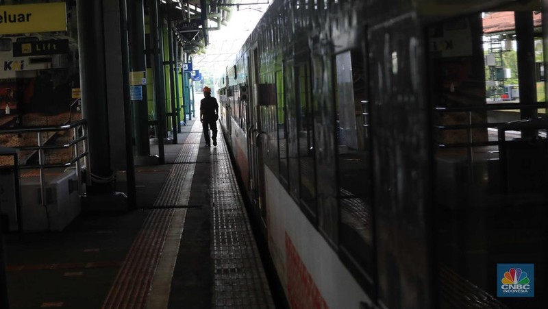 Suasana penumpang di Stasiun Kereta Api Gambir, Jakarta, Selasa,( 8/3./2022). DKI Jakarta kembali menerapkan PPKM level 2. (CNBC Indonesia/ Muhammad Sabki)