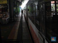 Suasana penumpang di Stasiun Kereta Api Gambir, Jakarta, Selasa,( 8/3./2022). DKI Jakarta kembali menerapkan PPKM level 2. (CNBC Indonesia/ Muhammad Sabki)