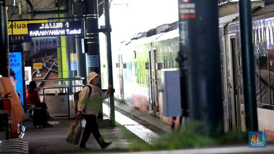 Suasana penumpang di Stasiun Kereta Api Gambir, Jakarta, Selasa,( 8/3./2022). DKI Jakarta kembali menerapkan PPKM level 2. (CNBC Indonesia/ Muhammad Sabki)