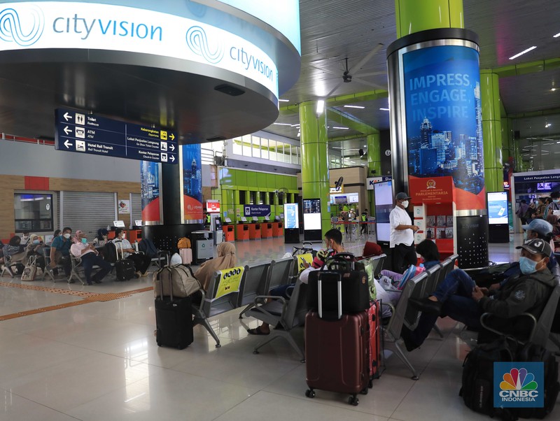Suasana penumpang di Stasiun Kereta Api Gambir, Jakarta, Selasa,( 8/3./2022). DKI Jakarta kembali menerapkan PPKM level 2. (CNBC Indonesia/ Muhammad Sabki)