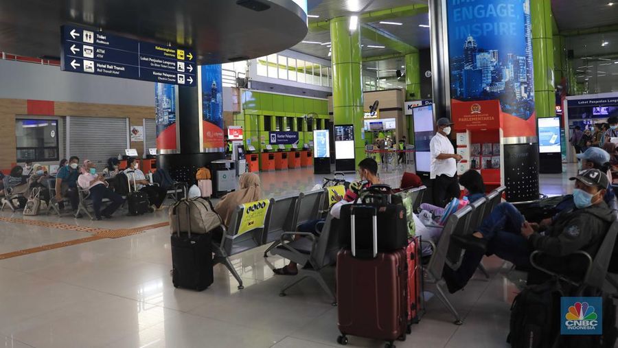 Suasana penumpang di Stasiun Kereta Api Gambir, Jakarta, Selasa,( 8/3./2022). DKI Jakarta kembali menerapkan PPKM level 2. (CNBC Indonesia/ Muhammad Sabki)