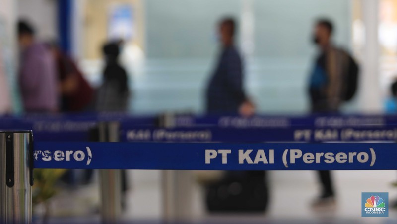 Penumpang Kereta Jarak Jauh di Stasiun Gambir Suasana penumpang di Stasiun Kereta Api Gambir, Jakarta, Selasa,( 8/3./2022). DKI Jakarta kembali menerapkan PPKM level 2. (CNBC Indonesia/ Muhammad Sabki)