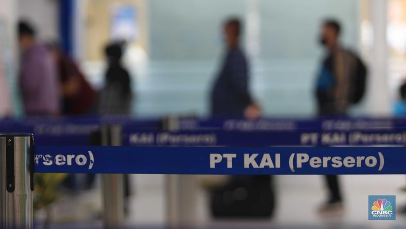 Suasana penumpang di Stasiun Kereta Api Gambir, Jakarta, Selasa,( 8/3./2022). DKI Jakarta kembali menerapkan PPKM level 2. (CNBC Indonesia/ Muhammad Sabki)