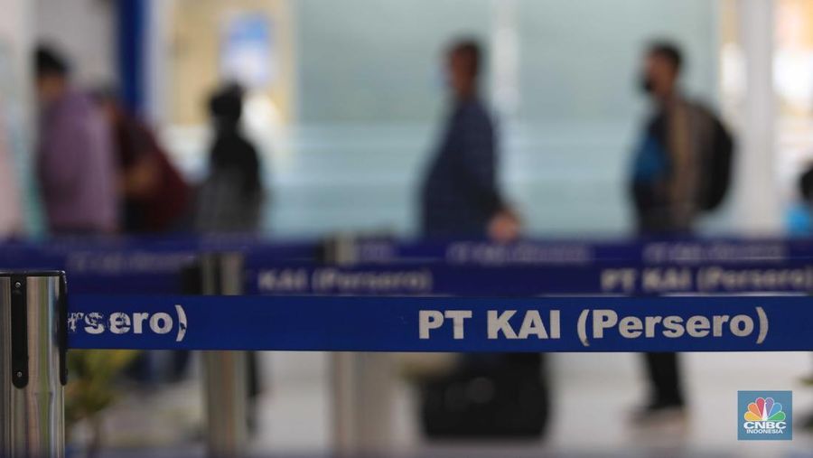 Suasana penumpang di Stasiun Kereta Api Gambir, Jakarta, Selasa,( 8/3./2022). DKI Jakarta kembali menerapkan PPKM level 2. (CNBC Indonesia/ Muhammad Sabki)