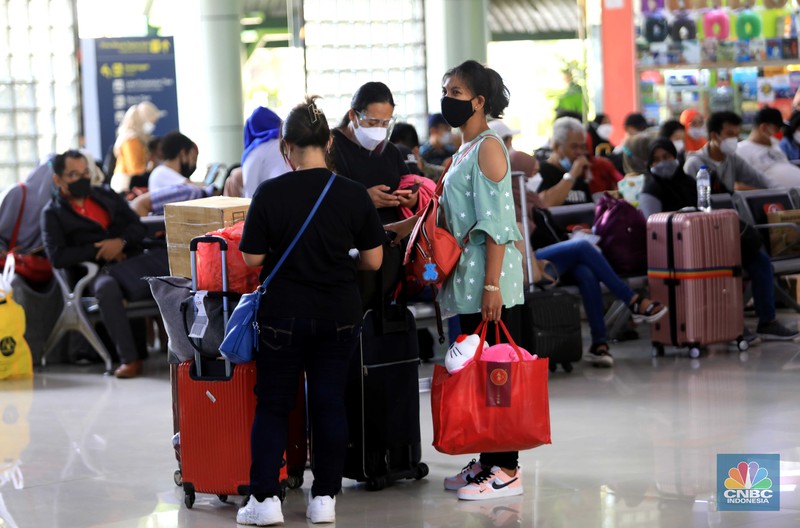 Penumpang Kereta Jarak Jauh di Stasiun Gambir Suasana penumpang di Stasiun Kereta Api Gambir, Jakarta, Selasa,( 8/3./2022). DKI Jakarta kembali menerapkan PPKM level 2. (CNBC Indonesia/ Muhammad Sabki)