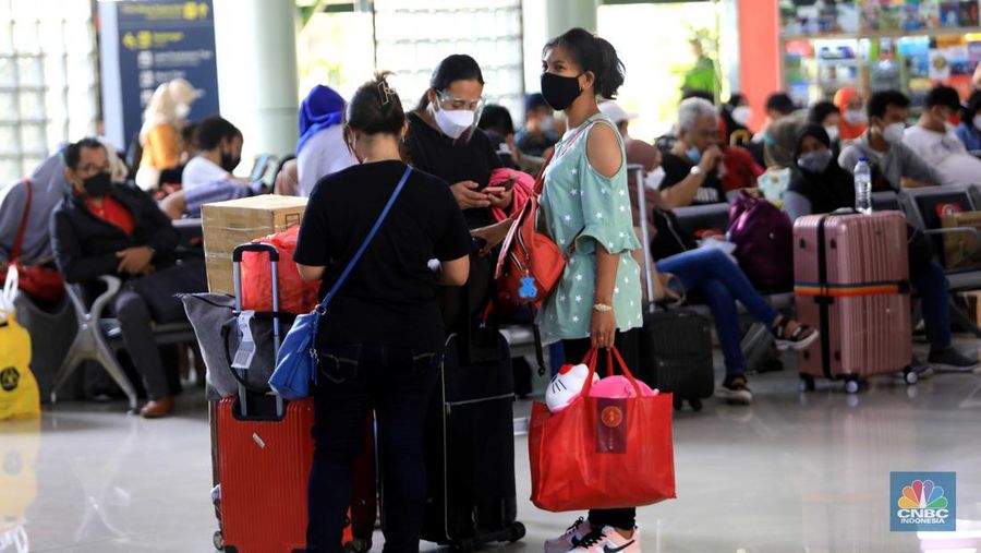 Suasana penumpang di Stasiun Kereta Api Gambir, Jakarta, Selasa,( 8/3./2022). DKI Jakarta kembali menerapkan PPKM level 2. (CNBC Indonesia/ Muhammad Sabki)