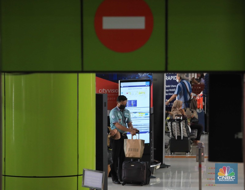 Penumpang Kereta Jarak Jauh di Stasiun Gambir Suasana penumpang di Stasiun Kereta Api Gambir, Jakarta, Selasa,( 8/3./2022). DKI Jakarta kembali menerapkan PPKM level 2. (CNBC Indonesia/ Muhammad Sabki)