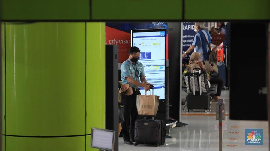 Suasana penumpang di Stasiun Kereta Api Gambir, Jakarta, Selasa,( 8/3./2022). DKI Jakarta kembali menerapkan PPKM level 2. (CNBC Indonesia/ Muhammad Sabki)
