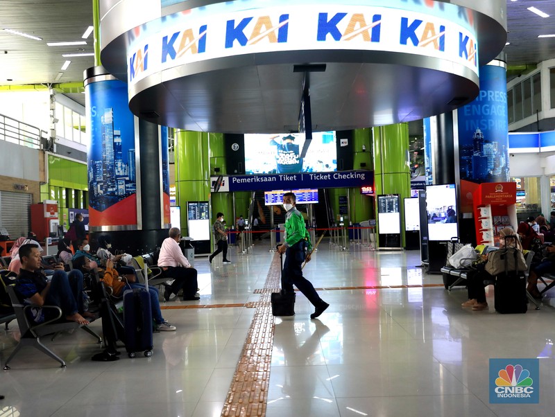 Penumpang Kereta Jarak Jauh di Stasiun Gambir Suasana penumpang di Stasiun Kereta Api Gambir, Jakarta, Selasa,( 8/3./2022). DKI Jakarta kembali menerapkan PPKM level 2. (CNBC Indonesia/ Muhammad Sabki)