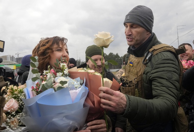 Pernikahan Militer Ukraina Anggota Pasukan Pertahanan Teritorial Ukraina Lesia Ivashchenko dan Valerii Fylymonov mendengarkan seorang pendeta di pernikahan mereka selama konflik Ukraina-Rusia, di sebuah pos pemeriksaan di Kyiv, Ukraina, Minggu (6/3/2022). (REUTERS/Mykola Tymchenko)