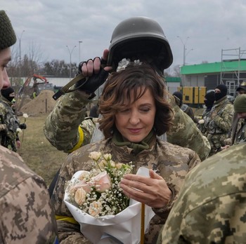 Potret Pernikahan Tentara Ukraina di Tengah Serangan Rusia