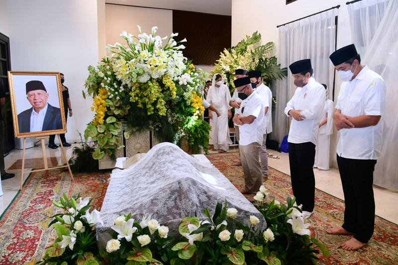 Suasana rumah duka almarhum Arifin Panigoro di Cilandak Timur, Pasar Minggu, Jakarta, Selasa (8/3/2022). Almarhum Arifin Panigoro meninggal dunia di Amerika Serikat pada Minggu, 27 Februari 2022 (waktu setempat), karena sakit. Semasa hidupnya, almarhum dikenal sebagai seorang pengusaha (CNBC Indonesia/ Tri Susilo)