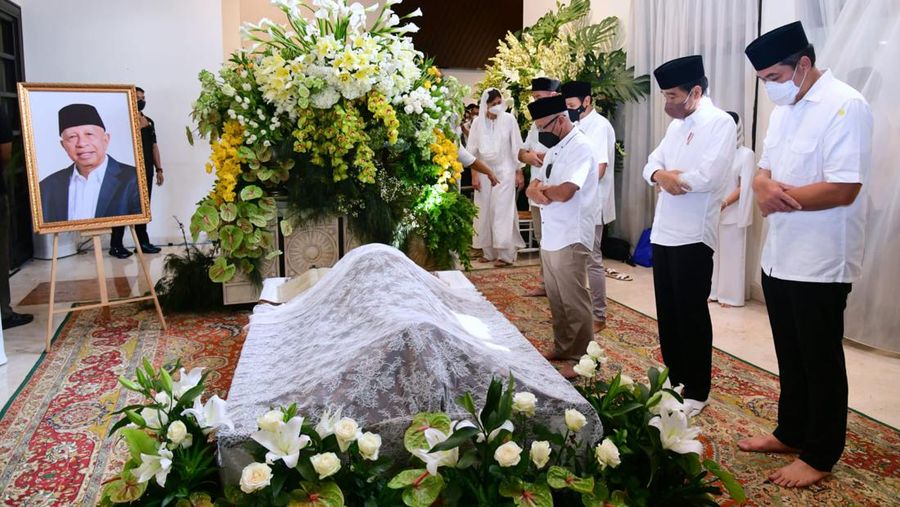 Suasana rumah duka almarhum Arifin Panigoro di Cilandak Timur, Pasar Minggu, Jakarta, Selasa (8/3/2022). Almarhum Arifin Panigoro meninggal dunia di Amerika Serikat pada Minggu, 27 Februari 2022 (waktu setempat), karena sakit. Semasa hidupnya, almarhum dikenal sebagai seorang pengusaha (CNBC Indonesia/ Tri Susilo)