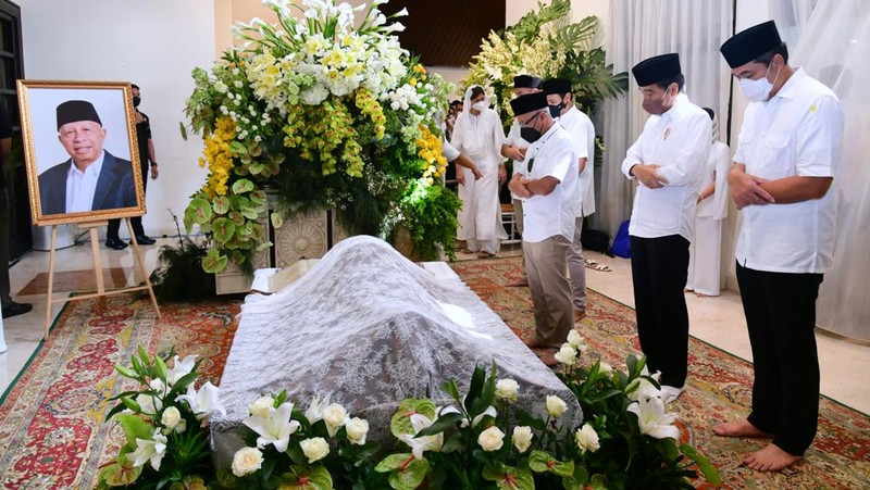 Suasana rumah duka almarhum Arifin Panigoro di Cilandak Timur, Pasar Minggu, Jakarta, Selasa (8/3/2022). Almarhum Arifin Panigoro meninggal dunia di Amerika Serikat pada Minggu, 27 Februari 2022 (waktu setempat), karena sakit. Semasa hidupnya, almarhum dikenal sebagai seorang pengusaha (CNBC Indonesia/ Tri Susilo)