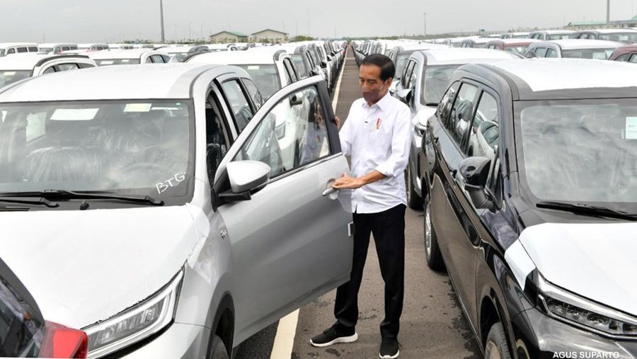 Presiden Joko Widodo (Jokowi) meninjauan unit-unit mobil siap untuk diekspor di Kawasan Pelabuhan Patimban, Kabupaten Subang, Selasa (8/3/2022). (Foto: Agus Suparto)